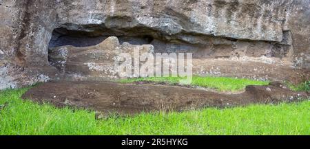 Alte unvollendete Moai Statue Ruine aus nächster Nähe auf dem Boden im Grass Rock Bed an der berühmten archäologischen Stätte Rano Raraku, Osterinsel Rapa Nui Chile Stockfoto