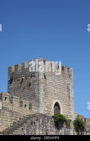 Ein Turm der Stadtmauern rund um die historische Stadt Obidios Portugal. Diese historische Stadt ist ein sehr beliebtes Touristenziel im Westen von Po Stockfoto