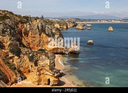 Wunderschöne Küste und Praia do Camilo in der Nähe von Lagos in Portugal. Beliebtes Küstengebiet an Portugals Südküste. Stockfoto