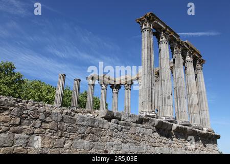 Die antiken Überreste des römischen Tempels von Evora (auch bekannt als Tempel der Diana.) Dieser Tempel im korinthischen Stil ist zum Wahrzeichen von geworden Stockfoto