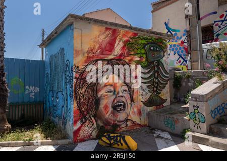 Sete, Herault, Frankreich. 27. Mai 2023. Straßenkunstkreationen sind im beliebten Viertel Quartier-Haut in Sete zu sehen. Die einst Arbeiterstadt SÃ¨te mit ihren Werften und der Fischindustrie wird zu einem führenden Reiseziel. Die Gentrifizierung wird durch die Besiedlung von nomadischen Arbeitern und Künstlern beschleunigt, die die Immobilienpreise in die Höhe treiben. (Kreditbild: © Laurent Coust/SOPA Images via ZUMA Press Wire) NUR REDAKTIONELLE VERWENDUNG! Nicht für den kommerziellen GEBRAUCH! Stockfoto