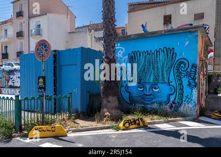 Sete, Herault, Frankreich. 27. Mai 2023. Straßenkunstkreationen sind im beliebten Viertel Quartier-Haut in Sete zu sehen. Die einst Arbeiterstadt SÃ¨te mit ihren Werften und der Fischindustrie wird zu einem führenden Reiseziel. Die Gentrifizierung wird durch die Besiedlung von nomadischen Arbeitern und Künstlern beschleunigt, die die Immobilienpreise in die Höhe treiben. (Kreditbild: © Laurent Coust/SOPA Images via ZUMA Press Wire) NUR REDAKTIONELLE VERWENDUNG! Nicht für den kommerziellen GEBRAUCH! Stockfoto