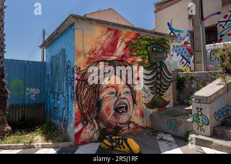 Sete, Frankreich. 27. Mai 2023. Straßenkunstkreationen sind im beliebten Viertel Quartier-Haut in Sete zu sehen. Die einst Arbeiterstadt Sète mit ihren Werften und der Fischereiindustrie wird zu einem führenden Reiseziel. Die Gentrifizierung wird durch die Besiedlung von nomadischen Arbeitern und Künstlern beschleunigt, die die Immobilienpreise in die Höhe treiben. (Foto: Laurent Coust/SOPA Images/Sipa USA) Guthaben: SIPA USA/Alamy Live News Stockfoto