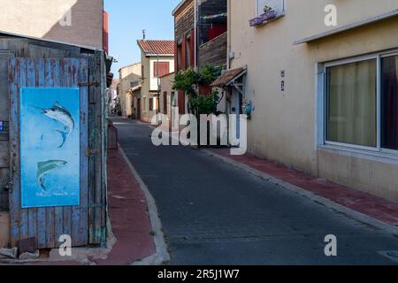 Sete, Frankreich. 28. Mai 2023. Straßenkunstkreationen sind im beliebten Viertel Quartier-Haut in Sete zu sehen. Die einst Arbeiterstadt Sète mit ihren Werften und der Fischereiindustrie wird zu einem führenden Reiseziel. Die Gentrifizierung wird durch die Besiedlung von nomadischen Arbeitern und Künstlern beschleunigt, die die Immobilienpreise in die Höhe treiben. (Foto: Laurent Coust/SOPA Images/Sipa USA) Guthaben: SIPA USA/Alamy Live News Stockfoto