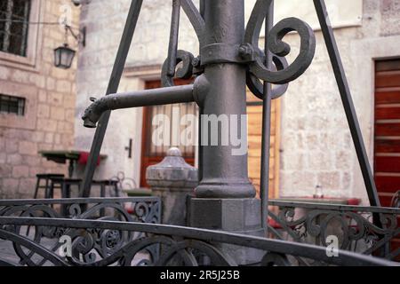 Montenegro - ein alter gusseiserner Brunnen auf dem Platz in der Altstadt von Kotor Stockfoto