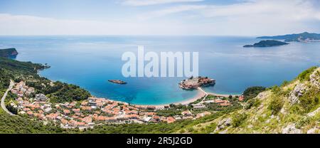 Ein Panorama von Sveti Stefan mit Blick von der Kirche St. Sava auf den Berg in Montenegro. Stockfoto