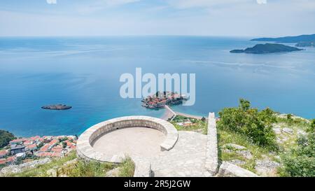 Der kreisförmige Aussichtspunkt an der Kirche St. Sava ist hoch über der Insel Sveti Stefan im Mai 2023 abgebildet. Stockfoto