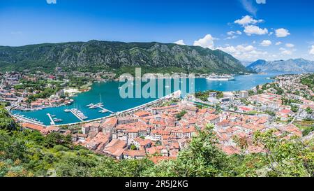 Blick auf die im Mai 2023 fotografierte Altstadt von Kotor, während Sie die steile Leiter von Kotor in Montenegro hinaufgehen. Stockfoto