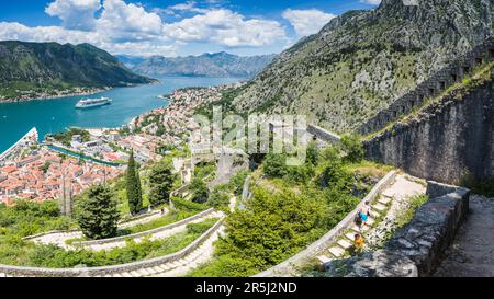 Menschen, die an einem heißen Tag im Mai 2023 die Zickzack-steilen Stufen der Leiter von Kotor in Montenegro erklimmen. Stockfoto