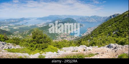 Ein Panoramablick auf die Bucht von Kotor, Kotor, Flughafen Tivat in Richtung Adria, abgebildet von der Kotor Serpentine. Stockfoto