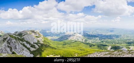 Die Berge des Nationalparks Lovcen wurden als mehrfaches Panorama vom Mausoleum von Petar II Petrovic-Njegos in Montenegro aufgenommen. Stockfoto