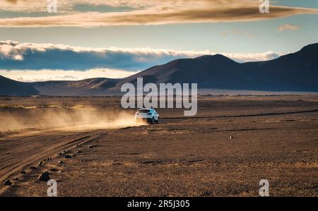 4WD Auto fährt mit Staub auf Lavafeldern in isländischen Hochebenen im Sommer in Landmannalaugar, Island Stockfoto