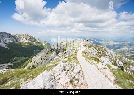 Gewundene Strecke zur Aussichtsplattform des Petar II Petrovic-Njegos Mausoleum im Lovcen National Park, Montenegro im Mai 2023. Stockfoto