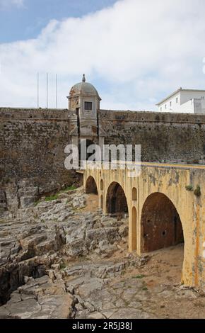 Peniche Festung - Portugal Dies wurde 1645 fertiggestellt und hat eine Reihe von Verwendungszwecken, einschließlich militärischer Nutzung, einem politischen Gefängnis und jetzt als m genutzt Stockfoto