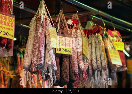 Verschiedene Arten von traditionell gepökelten Fleischwürsten wie llonganissa de Pebre und Chorizo in Barcelona - Spanien Stockfoto