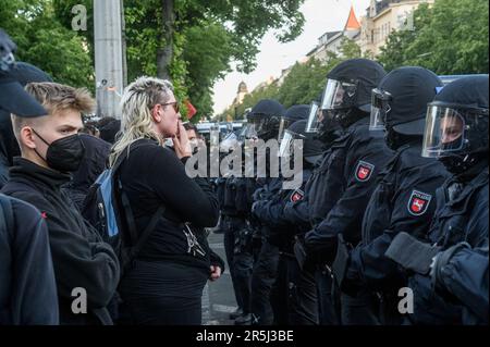 Leipzig, Deutschland. 03. Juni 2023. Linksgerichtete Demonstranten konfrontieren die Polizei während der Demonstration. Der sogenannte "nationale Aktionstag" oder "Tag X" ("Tag X") wurde von den extremen linken Aktivisten organisiert, nachdem ein Gericht in Dresden die Studentin Lina E. aus Leipzig und drei weitere militante Kämpfer aus der extremen Linken zu mehreren Jahren Haft verurteilt hatte. Sie wurden für schuldig befunden, an einer Reihe gewaltsamer Angriffe auf Neonazis und andere rechtsgerichtete Extremisten zwischen 2018 und 2020 teilgenommen zu haben. Kredit: SOPA Images Limited/Alamy Live News Stockfoto