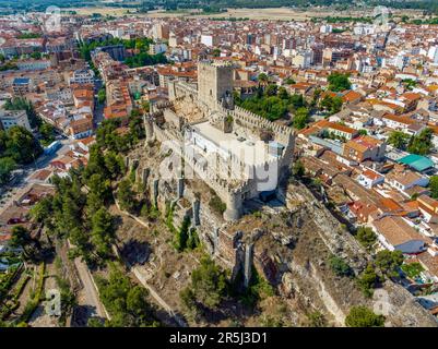 Schloss der Stadt Almansa in der Provinz Albacete Castilla la Mancha, Spanien. Seitenansicht aus der Vogelperspektive Stockfoto