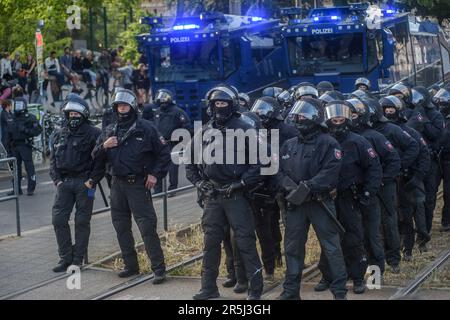 Leipzig, Deutschland. 03. Juni 2023. Polizeibeamte stehen während der linken Demonstration Wache. Der sogenannte "nationale Aktionstag" oder "Tag X" ("Tag X") wurde von den extremen linken Aktivisten organisiert, nachdem ein Gericht in Dresden die Studentin Lina E. aus Leipzig und drei weitere militante Kämpfer aus der extremen Linken zu mehreren Jahren Haft verurteilt hatte. Sie wurden für schuldig befunden, an einer Reihe gewaltsamer Angriffe auf Neonazis und andere rechtsgerichtete Extremisten zwischen 2018 und 2020 teilgenommen zu haben. (Foto: Yauhen Yerchak/SOPA Images/Sipa USA) Guthaben: SIPA USA/Alamy Live News Stockfoto