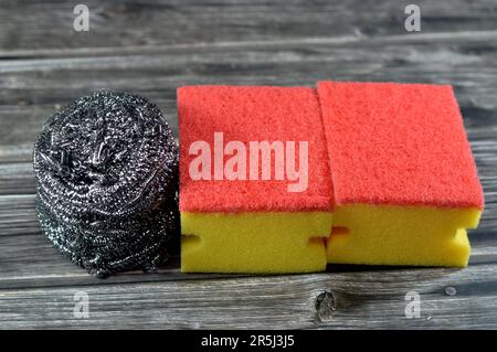 Drahtschwamm, Stahlwolle, ein Bündel aus sehr feinen und flexiblen scharfkantigen Stahl- oder Metallfilamenten und Combo Cellulose und abrasiver zweiseitiger Schwamm für Stockfoto