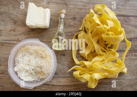 Zutaten für die Herstellung von Fettuccine Alfredo mit Butterparmesankäse und Olivenöl Stockfoto