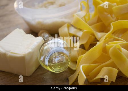 Zutaten für die Herstellung von Fettuccine Alfredo mit Butterparmesankäse und Olivenöl Stockfoto