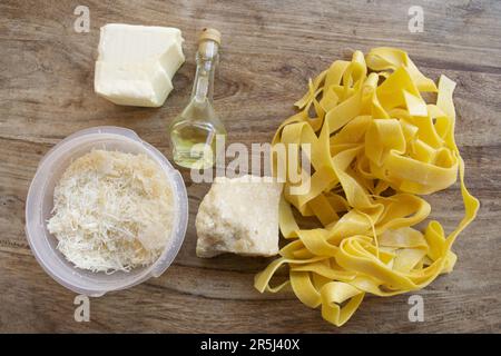 Zutaten für die Herstellung von Fettuccine Alfredo mit Butterparmesankäse und Olivenöl Stockfoto