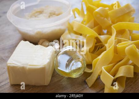 Zutaten für die Herstellung von Fettuccine Alfredo mit Butterparmesankäse und Olivenöl Stockfoto