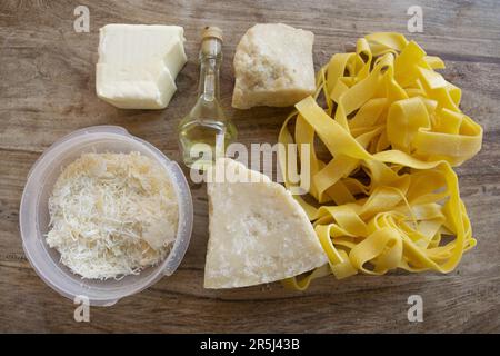 Zutaten für die Herstellung von Fettuccine Alfredo mit Butterparmesankäse und Olivenöl Stockfoto