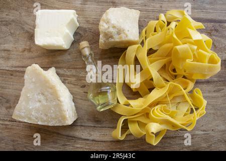 Zutaten für die Herstellung von Fettuccine Alfredo mit Butterparmesankäse und Olivenöl Stockfoto