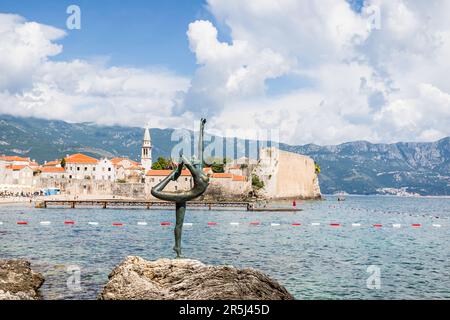 Die Budva-Ballerina-Statue, die im Mai 2023 auf einem Felsen vor der Altstadt von Budva abgebildet wurde. Geschaffen von Gradimir Aleksic, der berühmten Skulptur Stockfoto