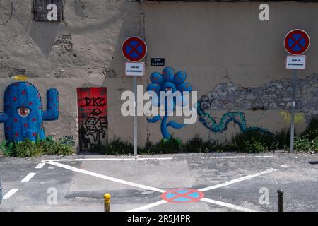 Sete, Frankreich. 27. Mai 2023. Straßenkunstkreationen sind im beliebten Viertel Quartier-Haut in Sete zu sehen. Die einst Arbeiterstadt Sète mit ihren Werften und der Fischereiindustrie wird zu einem führenden Reiseziel. Die Gentrifizierung wird durch die Besiedlung von nomadischen Arbeitern und Künstlern beschleunigt, die die Immobilienpreise in die Höhe treiben. Kredit: SOPA Images Limited/Alamy Live News Stockfoto