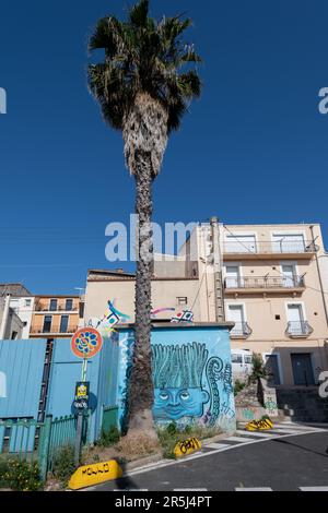 Sete, Frankreich. 27. Mai 2023. Straßenkunstkreationen sind im beliebten Viertel Quartier-Haut in Sete zu sehen. Die einst Arbeiterstadt Sète mit ihren Werften und der Fischereiindustrie wird zu einem führenden Reiseziel. Die Gentrifizierung wird durch die Besiedlung von nomadischen Arbeitern und Künstlern beschleunigt, die die Immobilienpreise in die Höhe treiben. Kredit: SOPA Images Limited/Alamy Live News Stockfoto