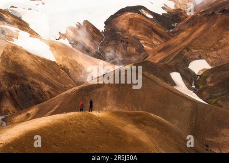 Majestätische Aussicht auf die Kerlingarfjoll Bergkette mit ein paar Touristen, die im Sommer im Highlands of I die geothermische Gegend auf dem Hveradalir Trail besuchen Stockfoto