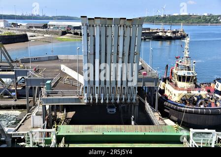 Irish Ferries neue Kreuzfahrtfähre auf der Irischen See MS OSCAR WILDE im Hafen von Rosslare und nach der Überquerung der Irischen See am Pembroke Dock Stockfoto