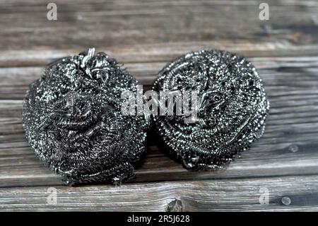 Drahtschwamm, Stahlwolle, ein Bündel aus sehr feinen und flexiblen scharfkantigen Stahl- oder Metallfilamenten, das sich hervorragend zum Reinigen von Glas, Porzellan, Metall eignet Stockfoto