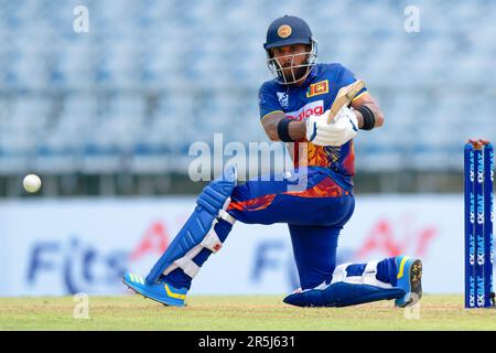 Hambantota, Sri Lanka. 04. Juni 2023 Sri Lankas Kusal Mendis spielt während des ODI-Cricket-Spiels zwischen Sri Lanka und Afghanistan 2. im Mahinda Rajapaksa International Cricket Stadium in Hambantota am 04. Juni 2023 einen Schuss. Viraj Kothalwala/Alamy Live News Stockfoto