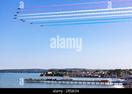 Die berühmten roten Pfeile steigen auf der English Riviera 2023 Airshow über Paignton in den Himmel Stockfoto