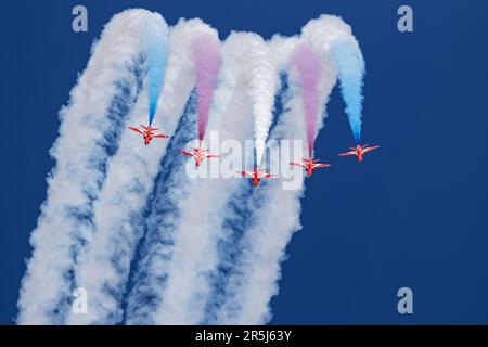 Die berühmten roten Pfeile steigen auf der English Riviera 2023 Airshow über Paignton in den Himmel Stockfoto