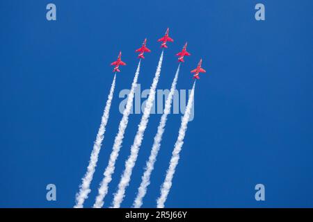 Die berühmten roten Pfeile steigen auf der English Riviera 2023 Airshow über Paignton in den Himmel Stockfoto