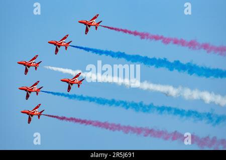 Die berühmten roten Pfeile steigen auf der English Riviera 2023 Airshow über Paignton in den Himmel Stockfoto