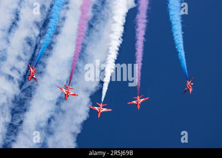 Die berühmten roten Pfeile steigen auf der English Riviera 2023 Airshow über Paignton in den Himmel Stockfoto