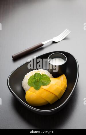 Khao Niao Mamuang ( Mango Sticky Reis ), Ein traditionelles thailändisches Dessert. Stockfoto