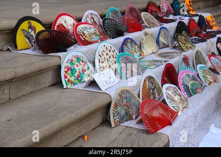 Der spanische Fan, bekannt als pericón, ist eines der berühmtesten spanischen Accessoires der Welt, das bei zahlreichen Gelegenheiten verwendet wird Stockfoto