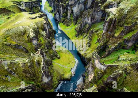 Aus der Vogelperspektive sehen Sie den zerklüfteten Fjadrargljufur Canyon mit dem Fluss Fjadra, der im Sommer im Südosten Islands fließt Stockfoto