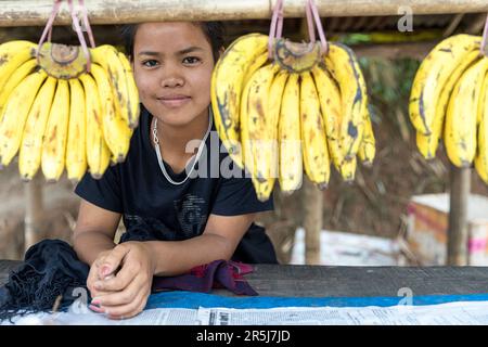 Einheimisches Khasi-Mädchen, das Bananenfrüchte am Straßenstand in der Nähe von Shillong in Meghalaya im Nordosten Indiens verkauft Stockfoto
