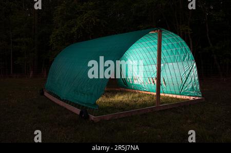 Schutz für Schafe, die sich bei Rotationsweiden leicht Rollen lassen Stockfoto