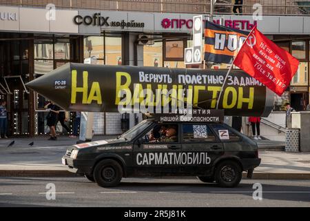 Moskau, Russland. 2. Juni 2023. Ein Fahrzeug mit einer russischen Scheinrakete mit der Inschrift "Lasst es uns erneut auf Washington programmieren" fährt auf einer zentralen Straße in Moskau, Russland. Der Pro-Kreml-Aktivist Ravil Garifullin, ein Bewohner der Stadt Kasan, veranstaltet in seinem Auto eine viermonatige Propagandakundgebung in ganz Russland Stockfoto