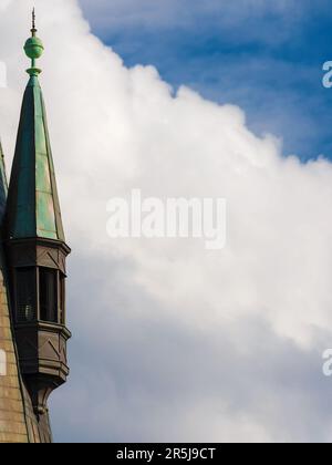 Mittelalterliche Architektur in Prag. Dekorativer Revolver mit bewölktem Himmel und Kopierraum Stockfoto