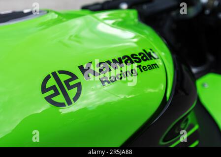 Novi Sad, Serbien - 24. Mai 2023: Logo des Kawasaki-Rennteams auf dem Motorradtank Stockfoto