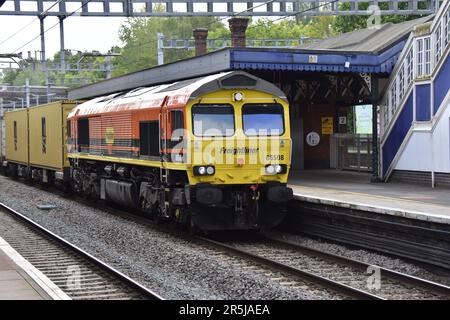 Klasse 66 Diesellokomotive Nr. 66508, die am 3. Juni 2023 durch Twyford fährt Stockfoto